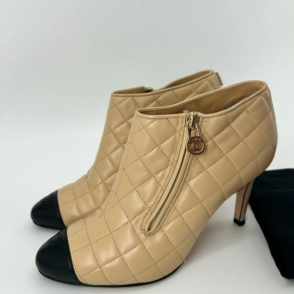 Chanel Beige Quilted Leather w Black Cap Toe Short Bootie Heels Size 38 07A - Picture 3 of 16